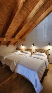 Ένα ή περισσότερα κρεβάτια σε δωμάτιο στο Guesthouse Te Avllia +3 φωτογραφίες