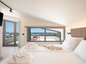 Katil atau katil-katil dalam bilik di Seaview villa with pool in nature next to Platanias