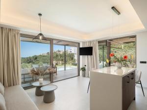 Televisyen dan/atau pusat hiburan di Seaview villa with pool in nature next to Platanias
