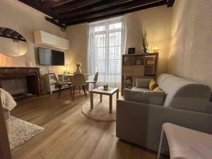 a living room with a couch and a table at Charmant studio en hyper-centre de Blois in Blois