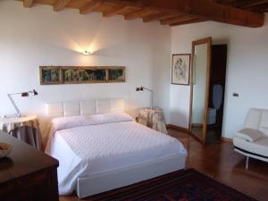 1 dormitorio con cama blanca y sofá en 1927 Typical-House, en Soriano nel Cimino
