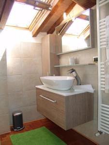 un baño con lavabo y espejo en 1927 Typical-House, en Soriano nel Cimino 17 fotos más