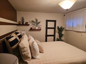 Una cama o camas en una habitación de Alpenglow One Bedroom One Bath – A09