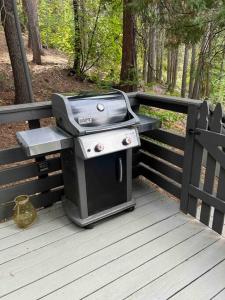 Ảnh trong thư viện ảnh của A-Frame Cabin in The Woods, Close to Shops! ở Lake Arrowhead