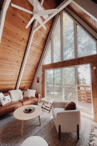 Ảnh trong thư viện ảnh của A-Frame Cabin in The Woods, Close to Shops! ở Lake Arrowhead