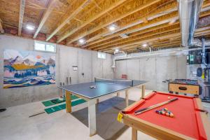 una sala de ping pong con mesa de ping pong en 4 Seasons Haven Family Fun, Ski, Golf, and Boat en Bellaire