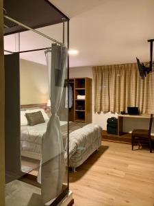 - une chambre avec un lit et un miroir dans l'établissement Villa San José, à Arequipa