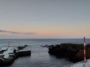 圣克鲁什达什弗洛里什Abrigo do Farol的岩石和灯塔的水域