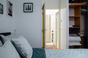 - une chambre avec un lit et une porte ouverte dans l'établissement Fred's Home Guestroom, Chambre Chez l'Habitant, VieuxPort, Climatisé, Friendly, à Marseille