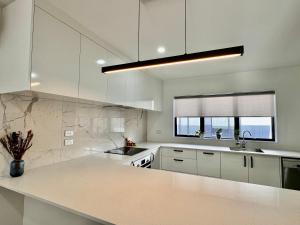 Dapur atau dapur kecil di 3BR Auckland Holiday Home near Outlet shops and Costco