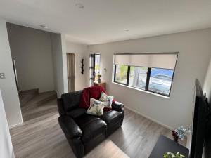Posezení v ubytování 3BR Auckland Holiday Home near Outlet shops and Costco