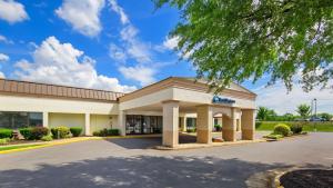 リーズバーグにあるBest Western Leesburgの病院棟の表示