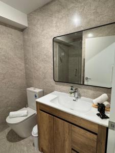 Bilik mandi di 3BR Auckland Holiday Home near Outlet shops and Costco
