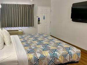 Säng eller sängar i ett rum på Motel 6-Huntington, WV