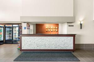 een lobby van een winkel met een balie bij Best Western West Towne Suites in Madison