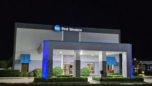 ホプキンスビルにあるBest Western Hopkinsville KY - BRAND NEW ROOMSの青い照明が映える白い大きな建物