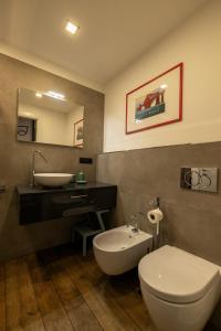 y baño con aseo blanco y lavamanos. en Alloggio Fronte Egizio, en Turín