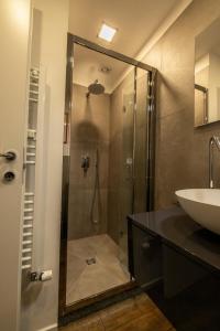 een badkamer met een douche en een wastafel bij Alloggio Fronte Egizio in Turijn