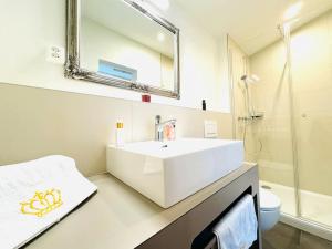 Koupelna v ubytování Amazing Modern & Great equipped Jacuzzi Apartment + 35 fotografií