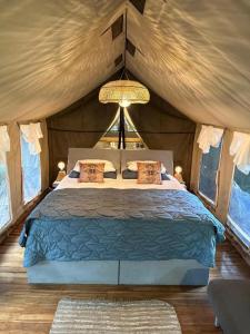 a bedroom with a bed in a tent at Curiol Boutique Hotel & Lounge in Potrero