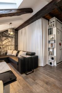 een woonkamer met een bank en een tafel bij Alloggio Fronte Egizio in Turijn