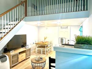 Et tv og/eller underholdning på Calming Beach Retreat Space