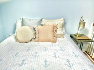 En eller flere senge i et værelse på Calming Beach Retreat Space