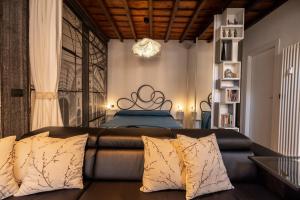 een woonkamer met een bank en een bed bij Alloggio Fronte Egizio in Turijn