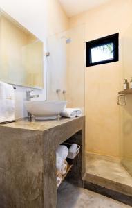 ein Badezimmer mit Waschbecken und Dusche in der Unterkunft Casa Vela Palafito en playa con alberca in La Manzanilla