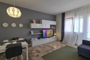 a living room with a tv and a blue couch at FREE PARK Hapton house Big Mama - Easy to Venice in Mestre