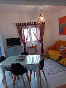Una sala de estar con una mesa y sillas y una cama. en Carolina do Mar, en Nazaré