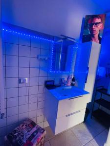 Vannas istaba naktsmītnē Incredibile Appartamento con doccia Idromassaggio