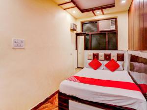 Una cama o camas en una habitación de OYO Flagship Hotel Hansa