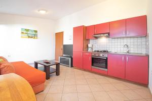 Dapur atau dapur kecil di Apartments and rooms with parking space Baska, Krk - 23309