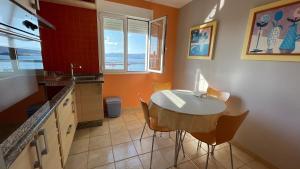 Kuchyň nebo kuchyňský kout v ubytování Portosin Casa Preciosa con vistas a la Ría de Muros y Noia