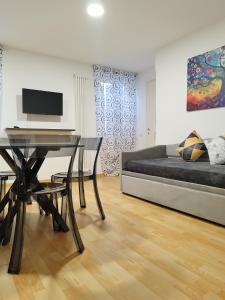 ein Schlafzimmer mit einem Bett, einem Tisch und einem Schreibtisch in der Unterkunft SaKe' in Montemarciano
