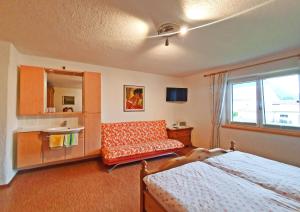 un dormitorio con una cama y un sofá en Dwingelo-Lütten Angela Brandstätter Hof | Chiemgau Karte, en Grassau