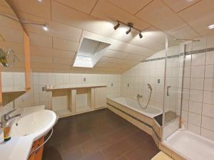 Un baño con bañera, lavabo y ducha. en Dwingelo-Lütten Angela Brandstätter Hof | Chiemgau Karte, en Grassau 45 fotos más