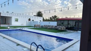 una casa con piscina in giardino di استراحه الغلا a Adh Dhayd