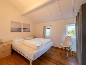 um quarto com uma cama, uma secretária e uma cadeira em Beautiful holiday home with a top location em Nieuwpoort