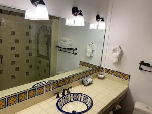 a bathroom with a sink and a mirror at Hacienda Bajamar in Sonorabampo