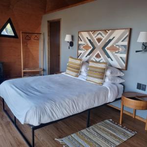 Postel nebo postele na pokoji v ubytování Lobo Glamp corral de piedra + 11 fotografií