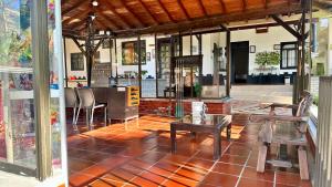 a patio with chairs and a table and a kitchen at HOTEL CAMPESTRE CARRIEL QUINDIO picnic in Montenegro