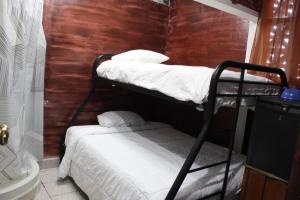 提华纳Cabaña DW的客房设有两张双层床和卫生间。