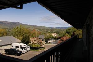 アシュランドにあるAshland Commons Hostelのトラックのある家のバルコニーからの眺め