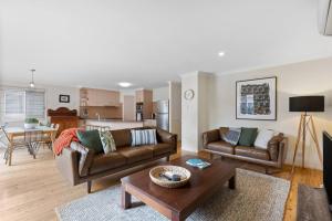 un soggiorno con due divani e una cucina di Cottage on Kent a Toowoomba