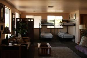 アシュランドにあるAshland Commons Hostelのリビングルーム(二段ベッド2台、ソファ付)