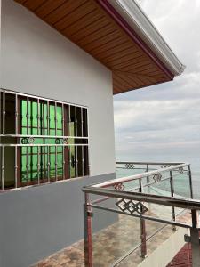 Balkón nebo terasa v ubytování 3BR Oceanfront Vacation House in Lila, Bohol