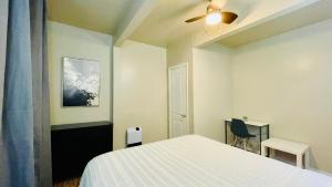 Postel nebo postele na pokoji v ubytování Delightful Location In Midtown!