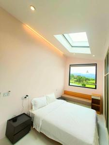 een slaapkamer met een groot bed en een raam bij 7star in Guilin